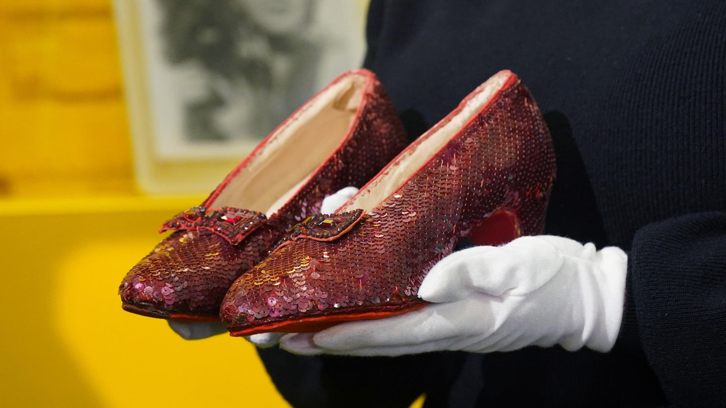 Die originalen roten Schuhe, die Judy Garland im Filmklassiker "Der Zauberer von Oz" von 1939 trug, wechselten den Besitzer