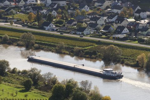 Schifffahrt Blockiert: Erste Notschleusung Nach Unfall Auf Mosel Am ...