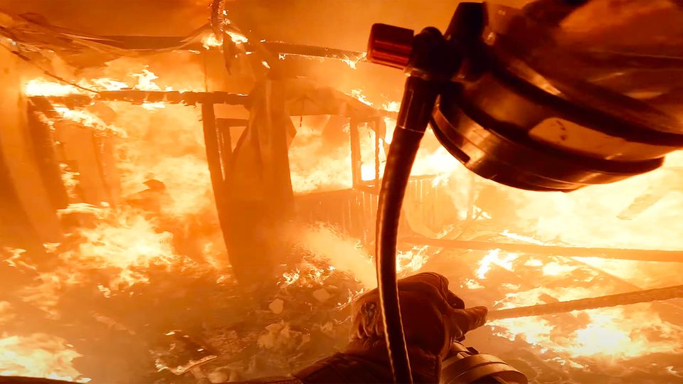Gegen gefährliche Flammen ankämpfen: Wie das aus nächster Nähe aussieht, sehen Sie im Video.