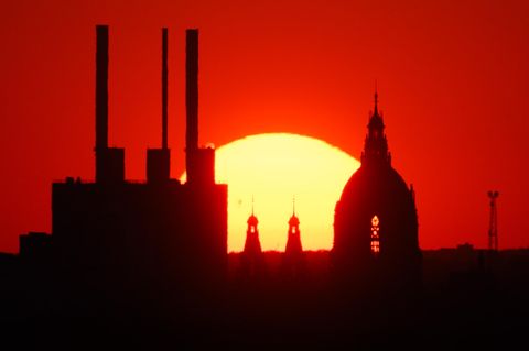Die Sonne versinkt hinter dem Heizkraftwerk Linden in Hannover. Dass die globalen Temperaturen steigen, hat verschiedene Gründe