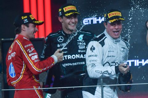 Brad Pitt mit Charles Leclerc und George Russell auf dem Podium