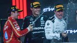 Brad Pitt mit Charles Leclerc und George Russell auf dem Podium