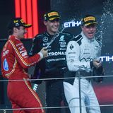 Brad Pitt mit Charles Leclerc und George Russell auf dem Podium