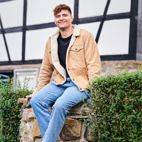 Portrait von André Schnura vor einem Fachwerkhaus