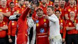 Brad Pitt macht ein Foto von Charles Leclerc