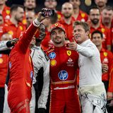 Brad Pitt macht ein Foto von Charles Leclerc