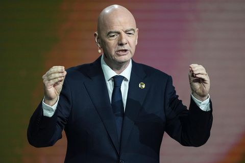 Gianni Infantino hält eine Rede. Der Fifa-Boss will die WM 2034 nach Saudi-Arabien vergeben