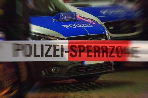 Meißen: Ein Streifenwagen der Polizei steht hinter einem Absperrband (Symbolbild)