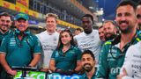 Brad Pitt macht Foto mit Crew von Aston Martin