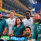 Brad Pitt macht Foto mit Crew von Aston Martin