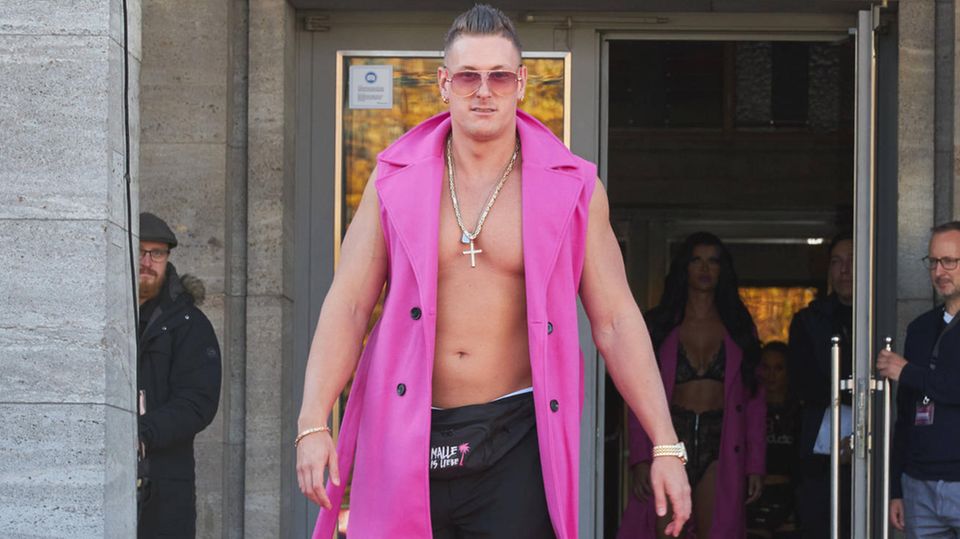 Angefangen hat für Calvin Kleinen alles mit der Reality-Show Temptation Island 2020. Seitdem hat er sich einen Namen in der Branche gemacht, was sich auch finanziell bemerkbar macht.