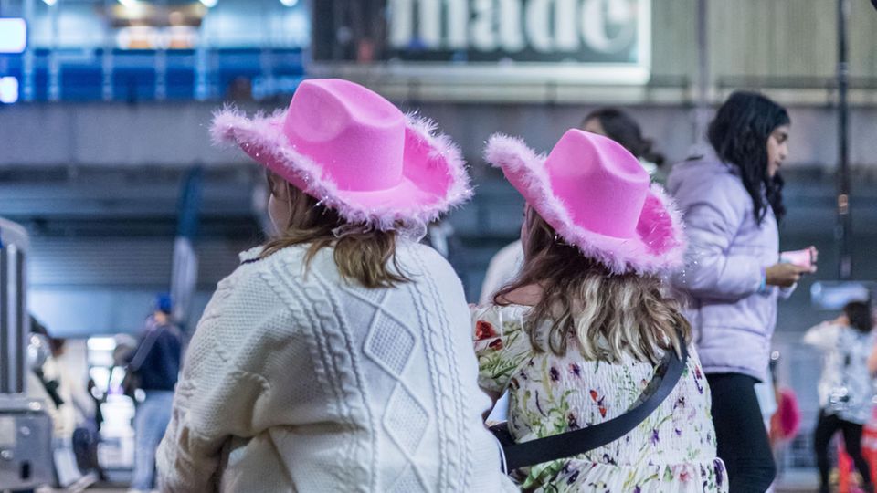 Taylor Swift Fans in Vancouver