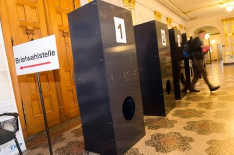 Wahlkabinen in einem Wahllokal