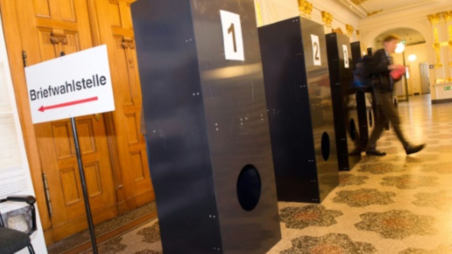 Wahlkabinen in einem Wahllokal