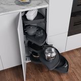 Das Runde für die Ecke  Die beste Küchenform ist das L. Im Winkel des L stehend ist so alles im schnellen Zugriff vom Herd, über die Arbeitsfläche der Spüle bis zum Kühlschrank. Um den dafür leider notwendigen Eckschrank optimal auszunutzen, gibt es mittlerweile im Wortsinn entgegenkommende Lösungen. Wie zum Beispiel das LeMans-System. Den Namen der berühmten Rennstrecke erhielt das clevere System wegen seiner kurvigen Form und dem eleganten Schwung, mit dem sich die Böden komplett vor den Schrank ziehen lassen. Kein Bücken mehr. Belastbar bis 25 Kilo.