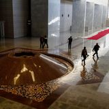 Syrische Oppositionskämpfer gehen im Präsidentenpalast spazieren