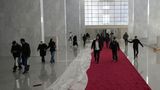 Menschen in einer großen Halle des Präsidentenpalastes in Syrien