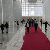 Menschen in einer großen Halle des Präsidentenpalastes in Syrien