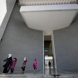 Menschen gehen aus dem Präsidentenpalast in Syrien