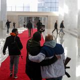 Syrische Oppositionskämpfer machen ein Selfie im Präsidentenpalast nach dem Zusammenbruch der syrischen Regierung.