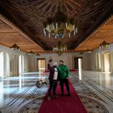 Zwei Männer machen ein Selfie in der Halle des Präsidentenpalastes in Syrien