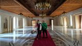 Zwei Männer machen ein Selfie in der Halle des Präsidentenpalastes in Syrien
