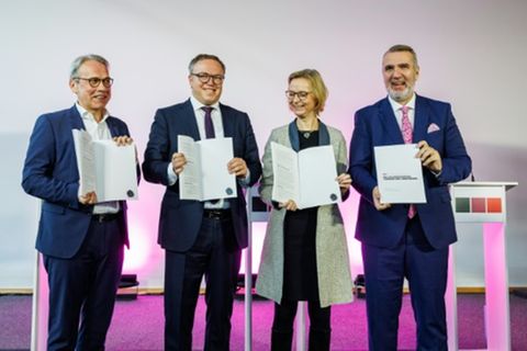 Spitzen von CDU, BSW  und SPD mit Koalitionsvertrag