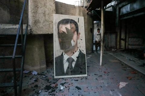 Zerstörtes Porträt des gestürzten Machthabers Baschar al-Assad