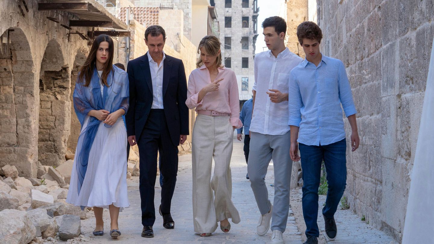 Der gestürzte syrische Präsident Bashar Assad (zweiter von links) und seine Frau Asma (Mitte) mit ihren Kindern Zein (links), Karim (rechts) und Hafez (rechts neben Asma al-Assad) im Juli 2022 vor der Großen Moschee von Aleppo, Syrien