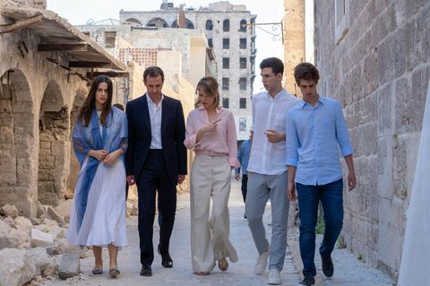 Der gestürzte syrische Präsident Bashar Assad (zweiter von links) und seine Frau Asma (Mitte) mit ihren Kindern Zein (links), Karim (rechts) und Hafez (rechts neben Asma al-Assad) im Juli 2022 vor der Großen Moschee von Aleppo, Syrien