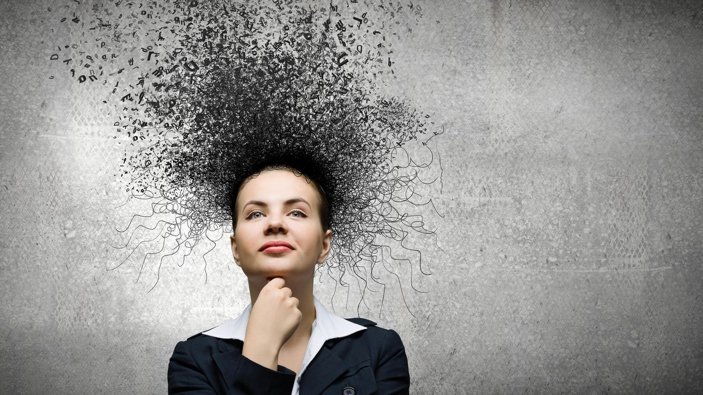 Was die Psyche aufbaut: junge Businessfrau lächelt trotz dunkler Gedankenwolke um ihren Kopf Was die Psyche aufbaut: junge Businessfrau lächelt trotz dunkler Gedankenwolke um ihren Kopf