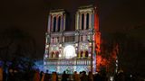 Die Frontansicht der rekonstruierten Pariser Kathedrale Notre-Dame