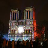 Die Frontansicht der rekonstruierten Pariser Kathedrale Notre-Dame