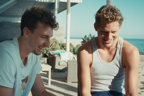 Franz und Moritz Wagner sitzen auf einer Veranda.