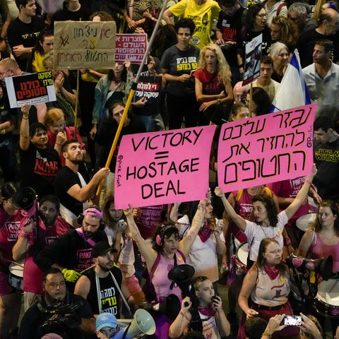 Menschen protestieren gegen die Regierung von Premierminister Netanjahu und fordern die Freilassung der Hamas-Geiseln