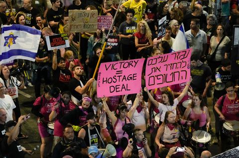 Menschen protestieren gegen die Regierung von Premierminister Netanjahu und fordern die Freilassung der Hamas-Geiseln