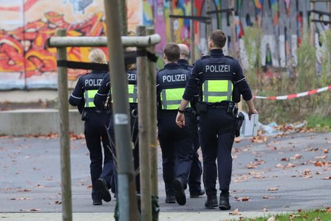 Einsatzkräfte der Polizei laufen nach einem falschen Amokalarm über ein Schulgelände bei Hamburg (Symbolbild)