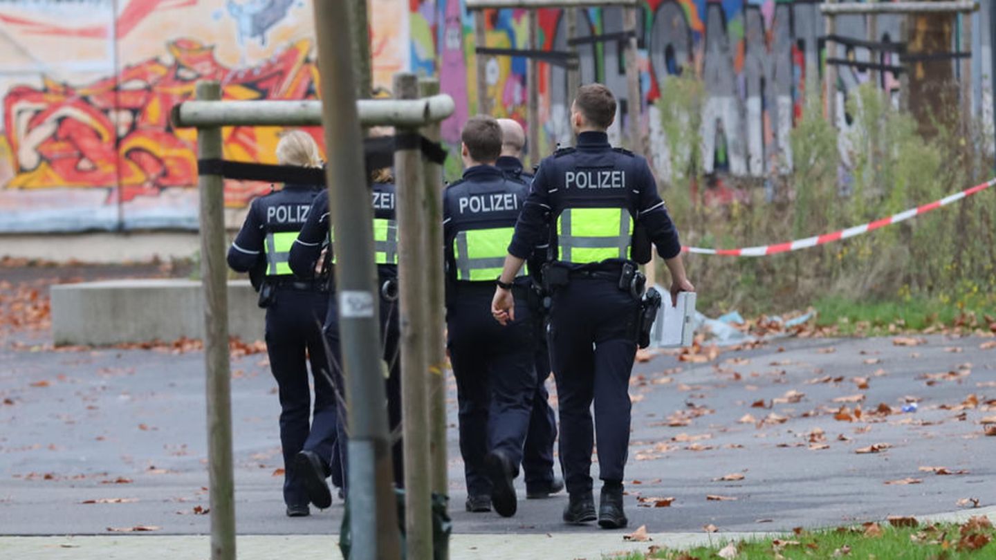 Einsatzkräfte der Polizei laufen nach einem falschen Amokalarm über ein Schulgelände bei Hamburg (Symbolbild)