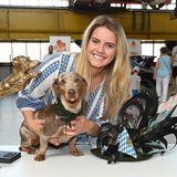 Laura Kurz hält ihren Dackel Luitpold, einen 3 Jahre alten amerikanischen Mini. Luitpold hat beim 1. Münchner Dackel-Rennen in der Motorworld München den Preis "Schnellster Dackel Münchens" gewonnen. Mit 5,51 Sekunden auf 41 Meter hat der den Weltrekord geknackt. Der Rekord lag bislang bei 5,53 Sekunden