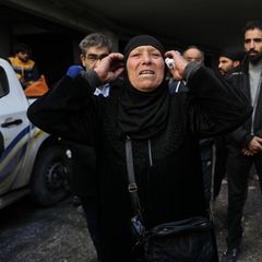 Syrien: Eine Frau wartet vor  einem Tor des berüchtigten Foltergefängnisses von Sednaja nördlich von Damaskus.