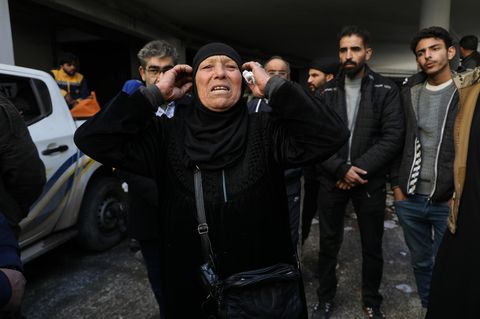 Syrien: Eine Frau wartet vor  einem Tor des berüchtigten Foltergefängnisses von Sednaja nördlich von Damaskus.