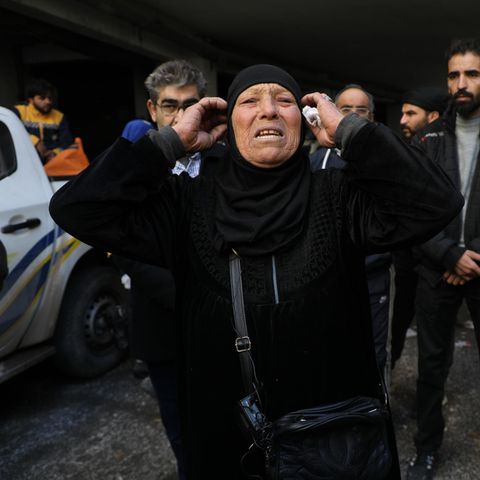 Syrien: Eine Frau wartet vor  einem Tor des berüchtigten Foltergefängnisses von Sednaja nördlich von Damaskus.