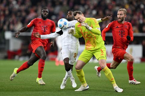 Verhängnisvoller Zusammenstoß mit Leverkusens Frimpong für Manuel Neuer Foto: Sven Hoppe/dpa