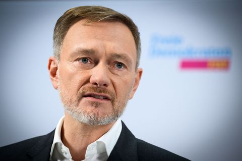 FDP-Chef Christian Lindner schaut ernst in die Kamera