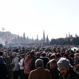 Eine Menschenmenge hat sich vor dem Gefängnis Saidnaja in Syrien versammelt