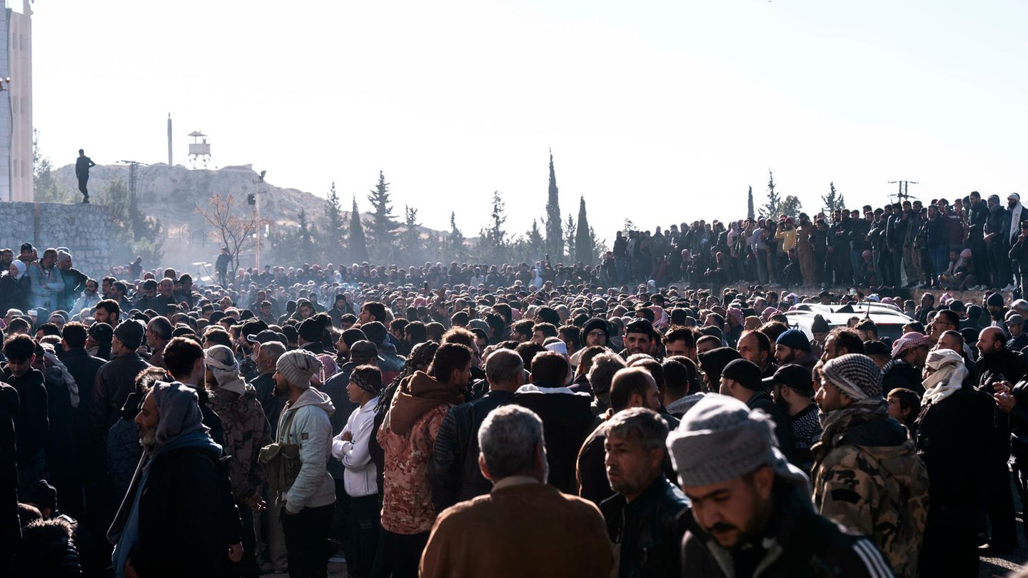 Eine Menschenmenge hat sich vor dem Gefängnis Saidnaja in Syrien versammelt