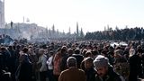Eine Menschenmenge hat sich vor dem Gefängnis Saidnaja in Syrien versammelt