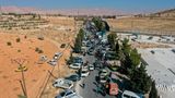 Autos sind vor dem Sednaya-Gefängnis in Syrien kreuz und quer geparkt