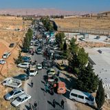 Autos sind vor dem Sednaya-Gefängnis in Syrien kreuz und quer geparkt