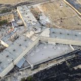 Eine Luftaufnahme zeigt den dreistrahligen Gefängniskomplex, der zum Krematorium umgebaut wurde